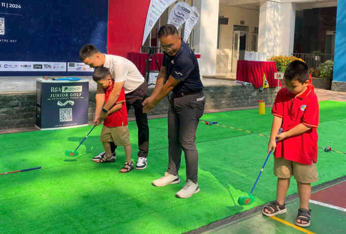 Trường tiểu học công lập đầu tiên dạy golf