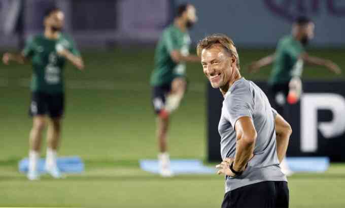 Tân HLV Arab Saudi tránh sai lầm của Roberto Mancini