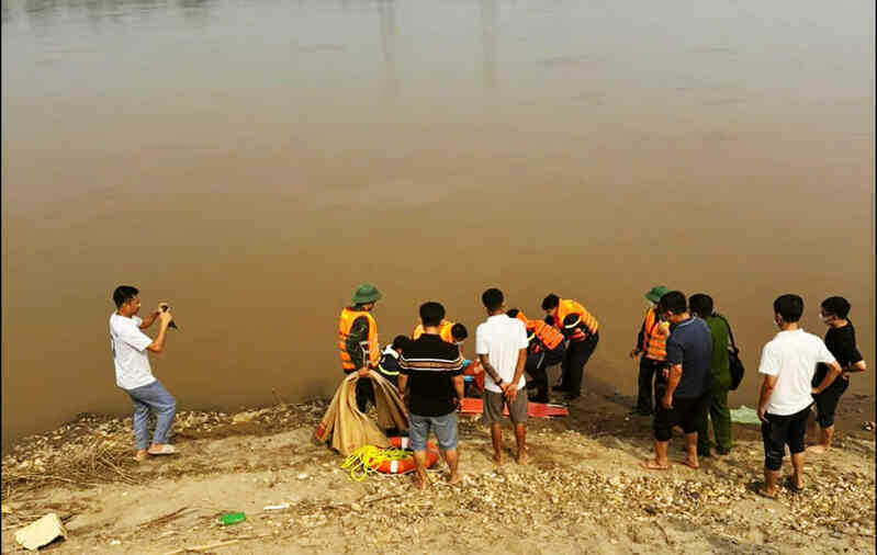 Vụ 5 học sinh mất tích khi tắm sông Hồng: Tìm thấy thi thể thứ 2 bị trôi xa 20km