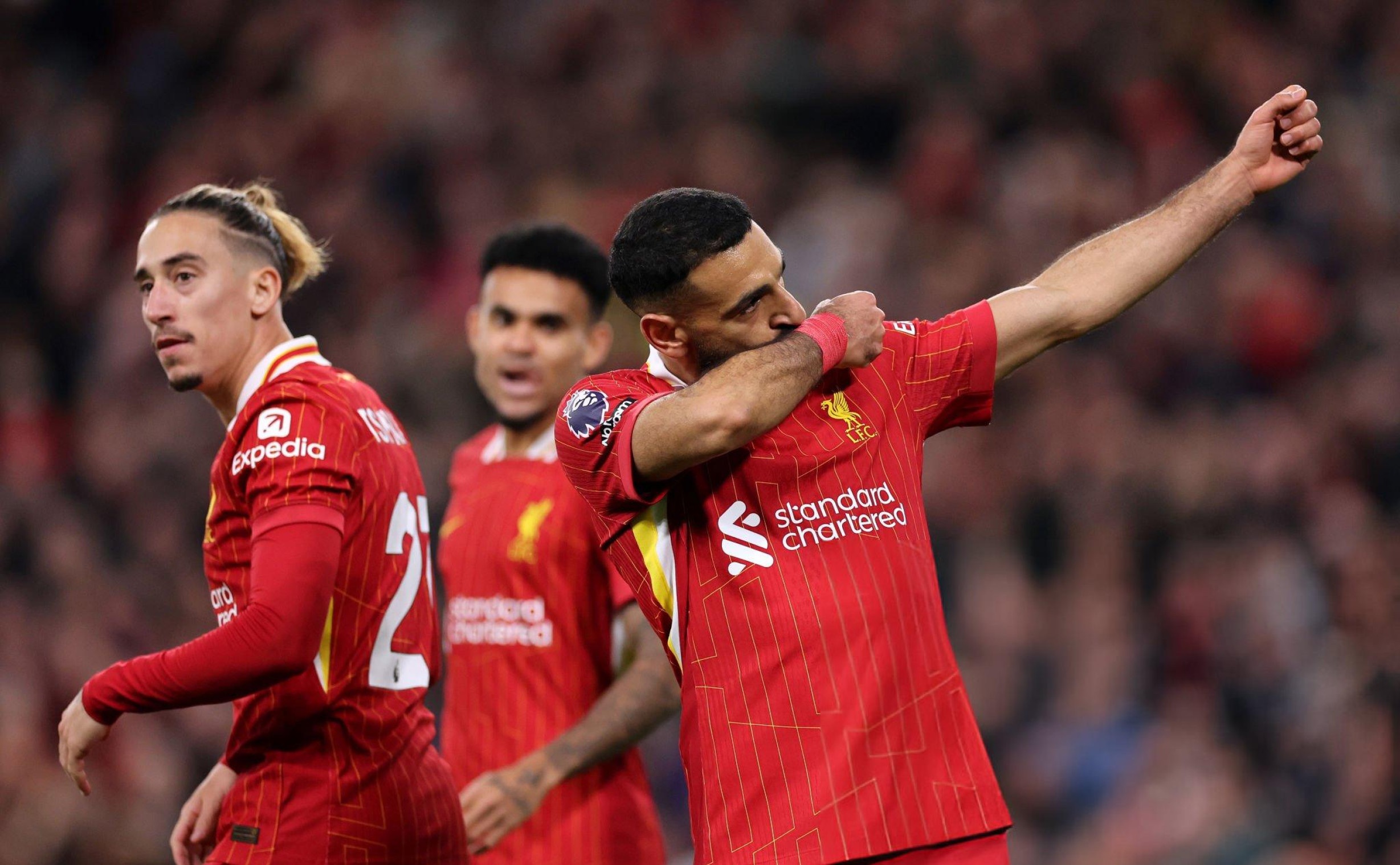 3 phút rực rỡ đưa Liverpool lên đầu bảng Premier League