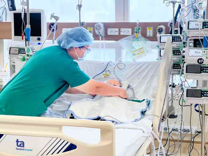 Lỗ thông liên thất bẩm sinh khiến bé gái suy tim