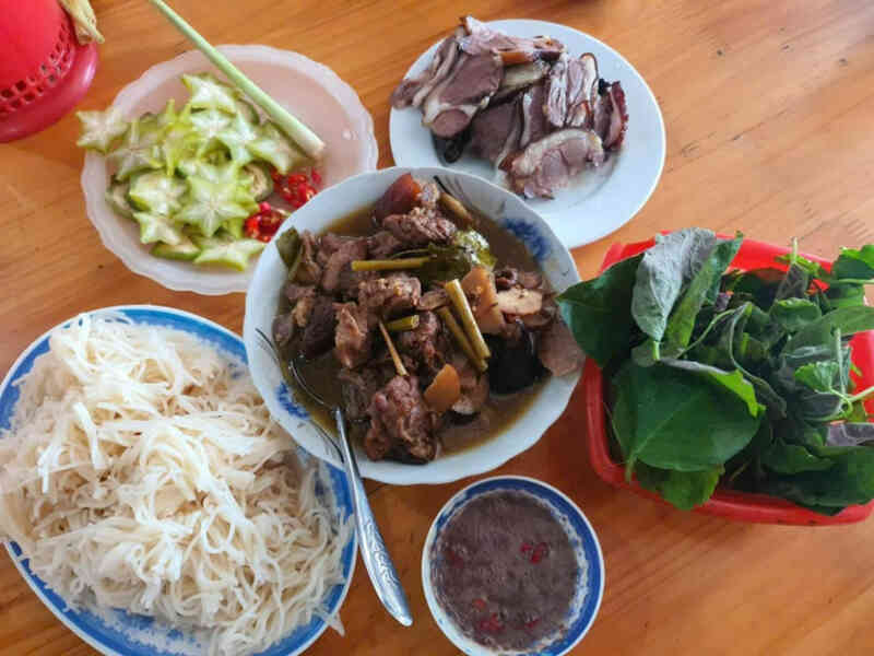 Ăn thịt chó bị đánh bả, 8 người ở Đắk Lắk phải nhập viện