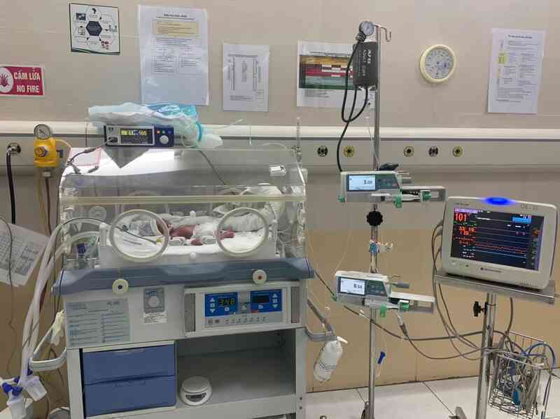 Bé sơ sinh bị bỏ vào túi bóng đặt tại cửa khoa Cấp cứu