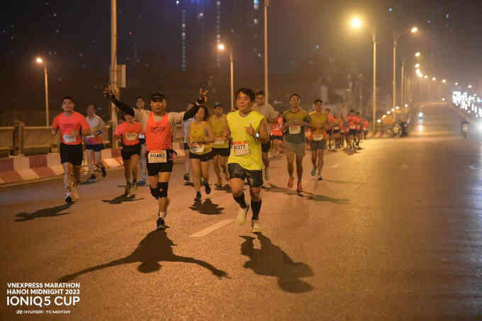 Chạy bộ đêm mùa đông thế nào tốt cho sức khỏe