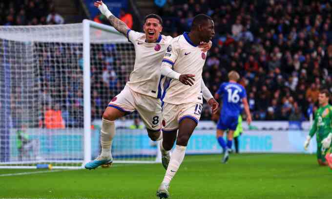 Chelsea áp sát Man City