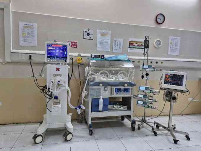 Cứu bé sinh non bị bỏ rơi toàn thân tím tái