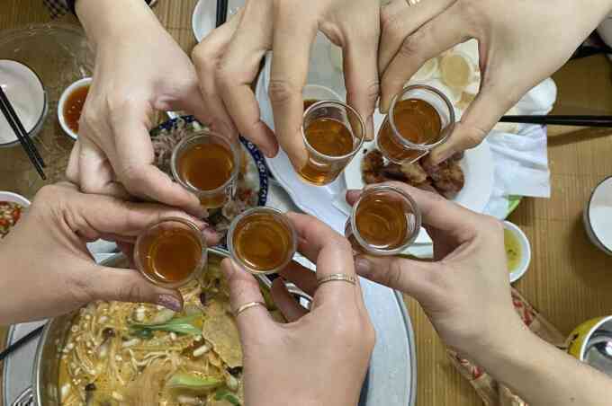 Cô gái nôn ra máu sau chầu nhậu liên hoan