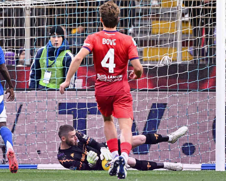 De Gea 3 lần cứu thua trong 5 giây, Fiorentina tiếp tục bay cao