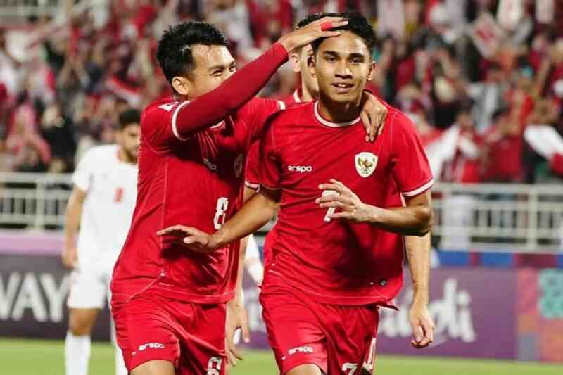 Phản ứng của CĐV Indonesia khi nhiều gương mặt "búng ra sữa" dự AFF Cup