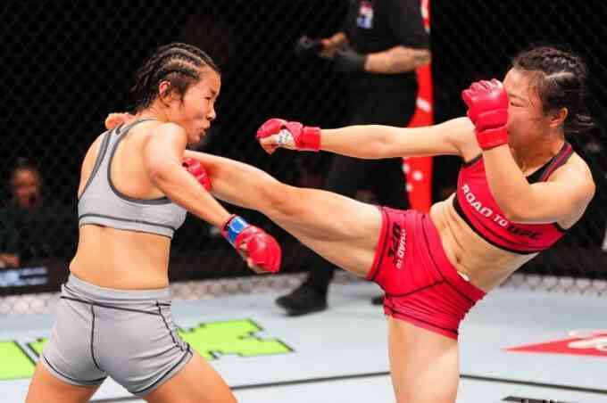 Nữ bác sĩ giấu gia đình đánh MMA
