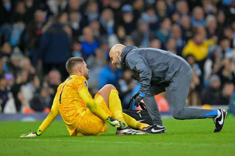 Thủ môn Tottenham vỡ mắt cá chân, nén đau buộc Man City ôm hận