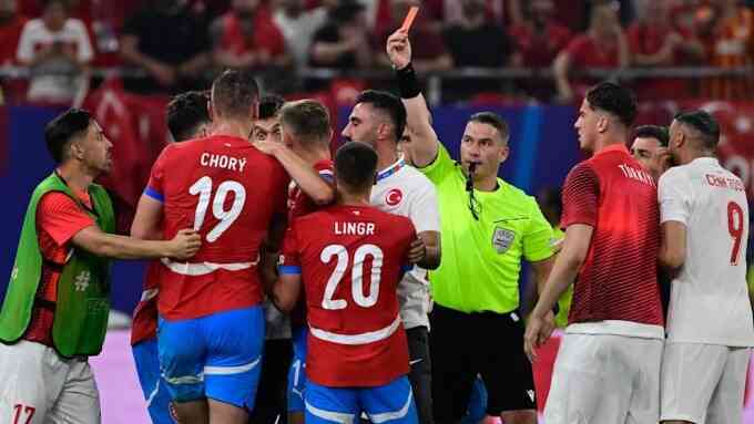 Trọng tài cứng rắn nhất Euro 2024 bắt trận Bayern - PSG