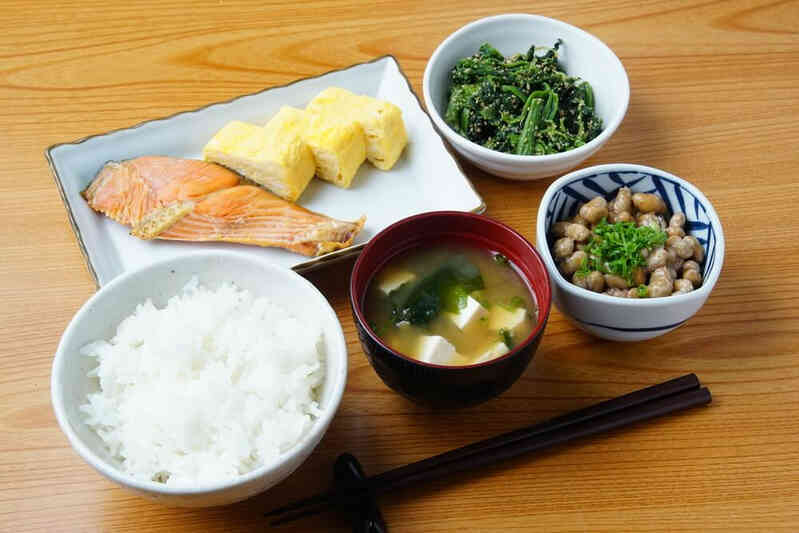 Người Nhật ăn cơm đều đặn nhưng không béo: 5 thói quen cần học tập