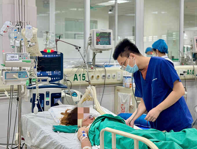 Nỗ lực tìm vết đốt sốt mò để cứu chữa cô gái suy hô hấp