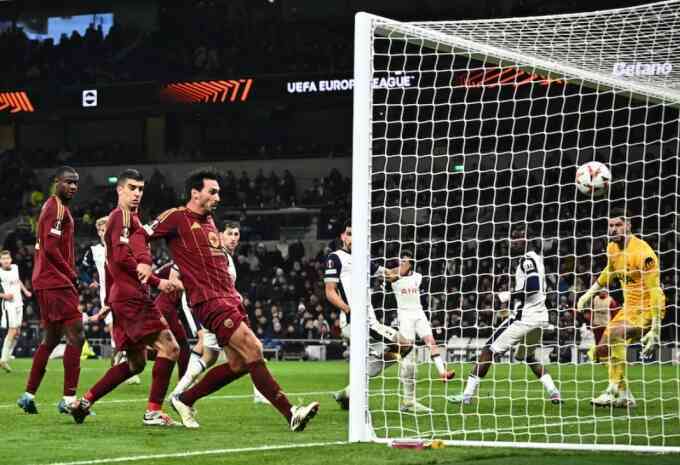 Tottenham rơi chiến thắng ở phút bù