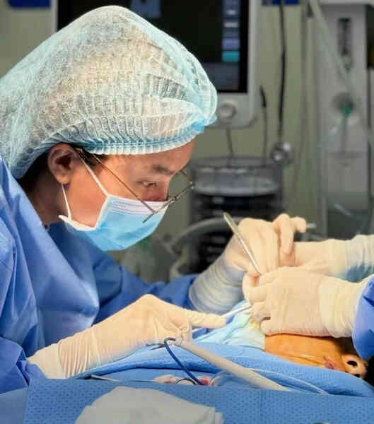 Đau ngực gần 20 năm vì…nâng cấp ‘vòng 1’