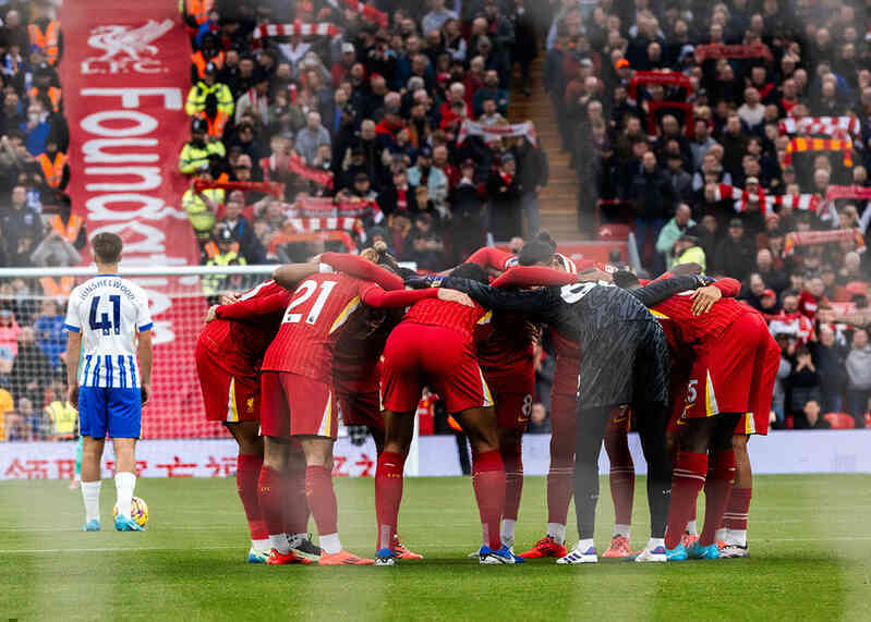 Liverpool ngược dòng đánh bại Brighton, leo lên đầu bảng