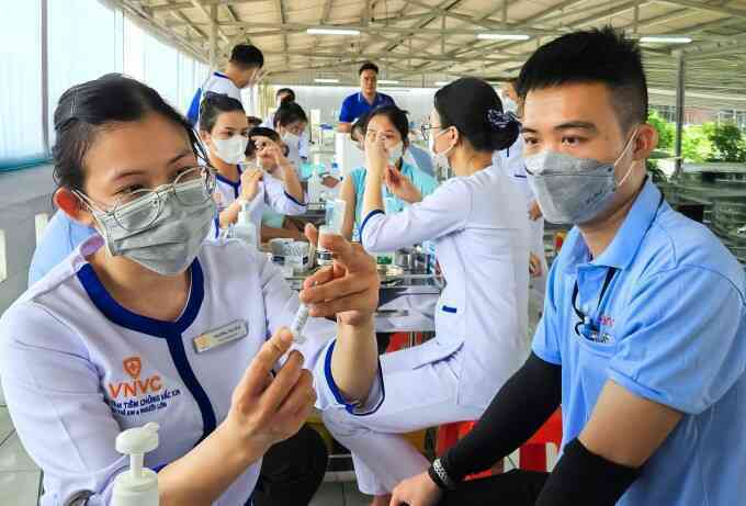 Nhiều doanh nghiệp đăng ký tiêm vaccine dịp cuối năm
