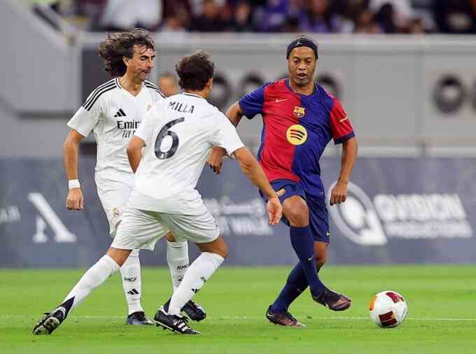Ronaldinho sút phạt hàng rào ghi bàn ở tuổi 44