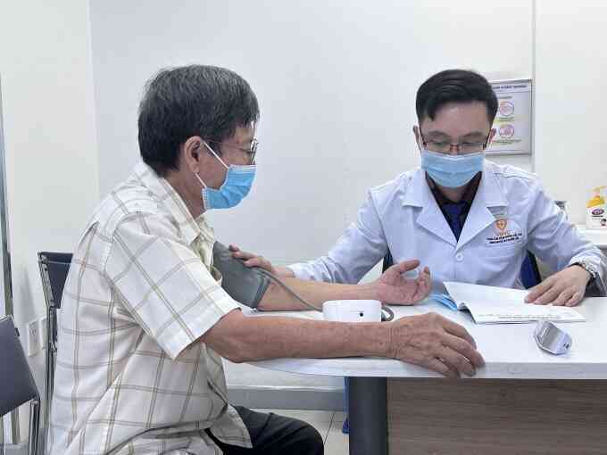 Huyết áp cao có được tiêm vaccine cúm, phế cầu?