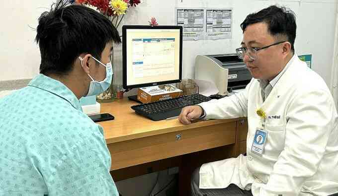 Rước họa sau thuê thợ xăm về nhà cắt bao quy đầu