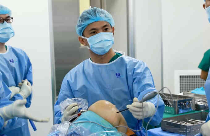 Tưởng trật khớp hóa đứt dây chằng