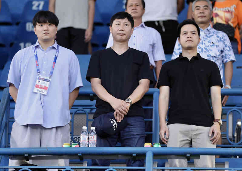 Tuyển Việt Nam: Ông Kim Sang Sik miệt mài đãi cát có ra vàng?