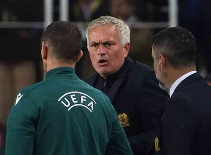 Mourinho bị phạt vì chê bai giải Thổ Nhĩ Kỳ