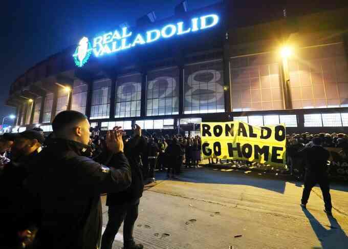 CĐV Valladolid đòi đuổi Ronaldo De Lima