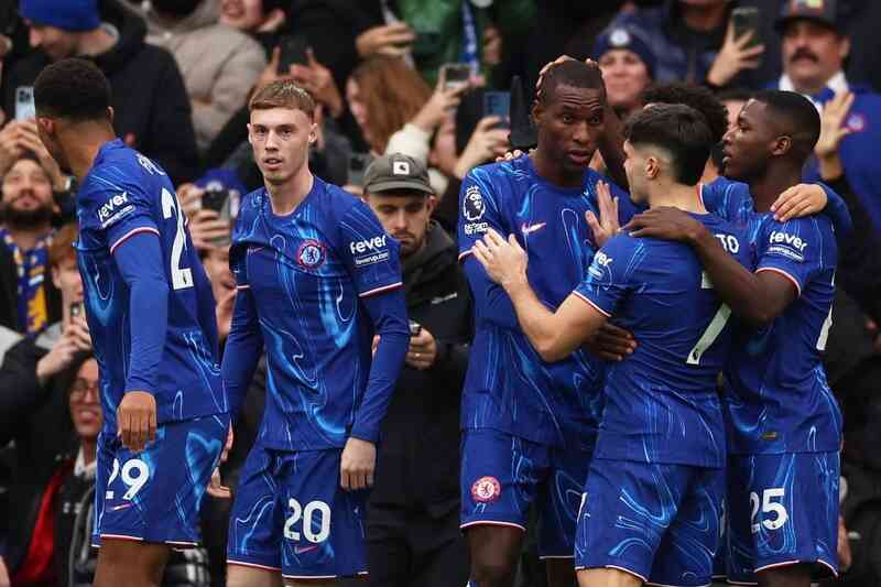 Chelsea thắng tưng bừng, Tottenham lại sảy chân