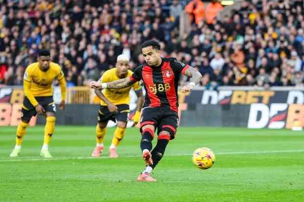 Con trai của Patrick Kluivert lập kỷ lục đá phạt đền ở Premier League