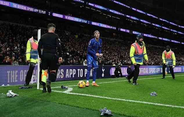Tottenham bị điều tra vì ném rác vào cầu thủ Chelsea