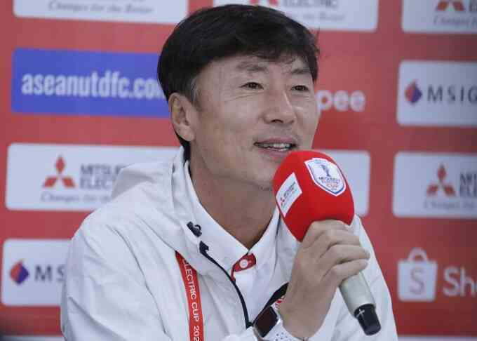HLV Lào xếp Park Hang-seo và Shin Tae-yong 