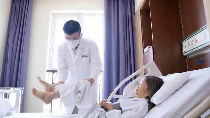Rủi ro tiềm ẩn khi massage, nắn chỉnh cột sống sai cách