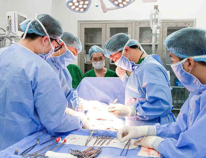 U quái chứa xương, tóc, móng trong cơ thể bé gái
