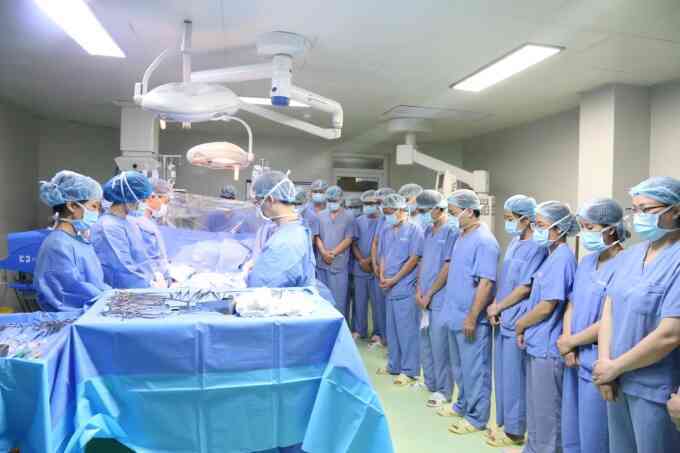 Hơn 60 y bác sĩ cúi đầu tri ân chàng trai chết não hiến tạng
