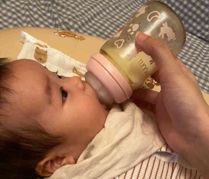 Cho trẻ sơ sinh bú sữa thế nào