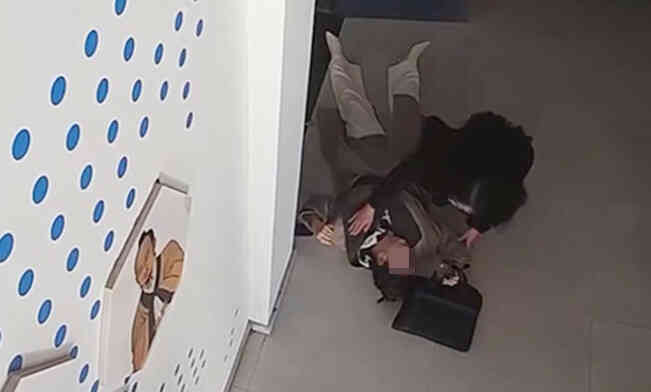 Giáo viên bất ngờ ngất xỉu, được học sinh cứu mạng