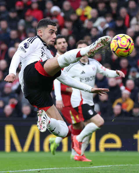 Liverpool hòa Fulham trong cảnh chơi thiếu người