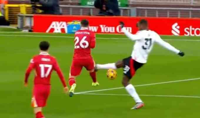 Slot ám chỉ trọng tài xử ép Liverpool