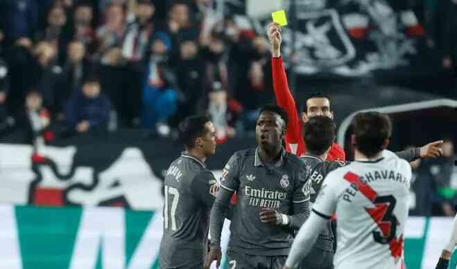Vinicius bị treo giò vì phản ứng trọng tài La Liga
