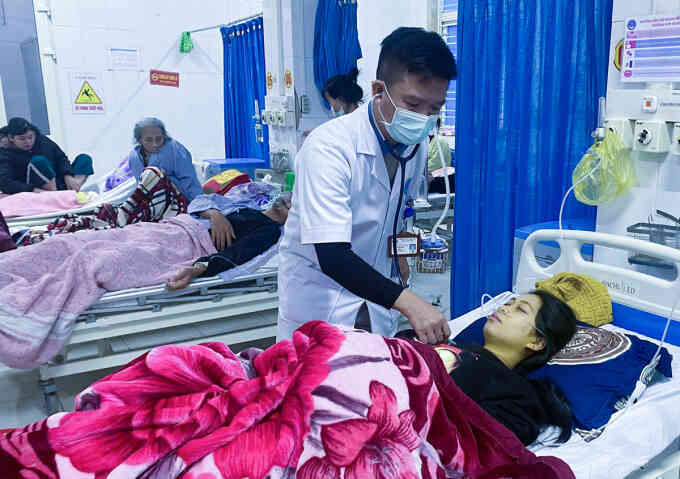 4 người ngộ độc vì đốt than sưởi ấm trong phòng kín