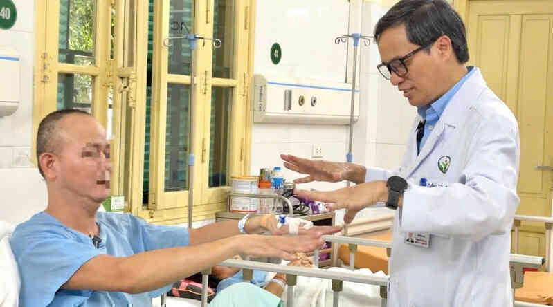 Bác sĩ BV Việt Đức bổ đôi tủy sống giải thoát người đàn ông khỏi nguy cơ bị liệt
