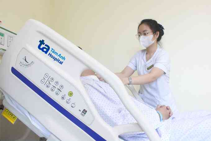 Bướu giáp thòng xuống lồng ngực làm hẹp khí quản
