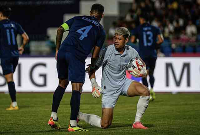 Thủ môn Campuchia bất ngờ bị điều tra bán độ khi AFF Cup đang diễn ra