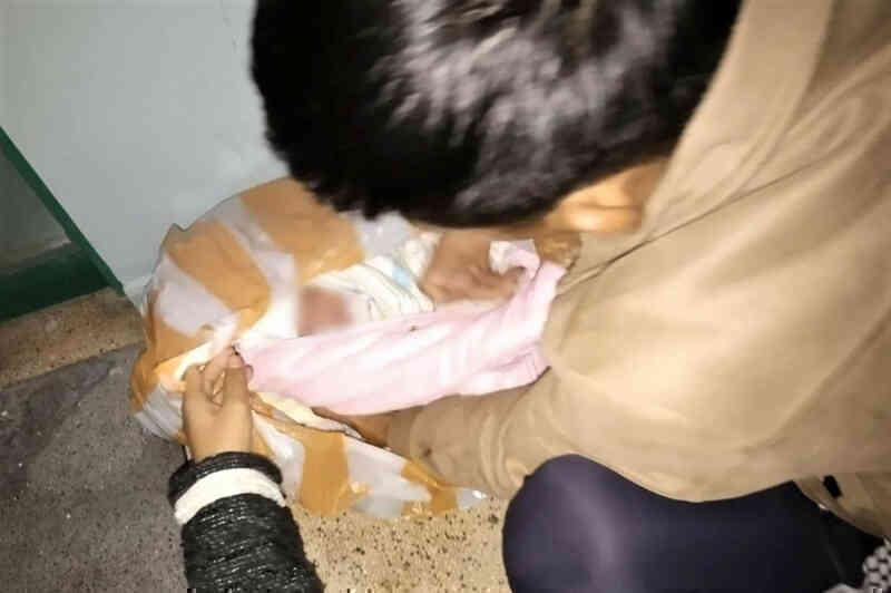 Bé sơ sinh bị bỏ rơi ở bệnh viện kèm dòng chữ 