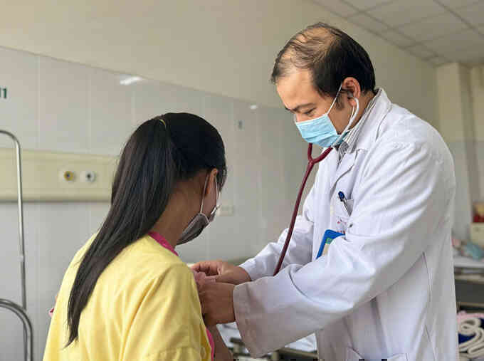 Bé hai tháng tuổi mắc giang mai