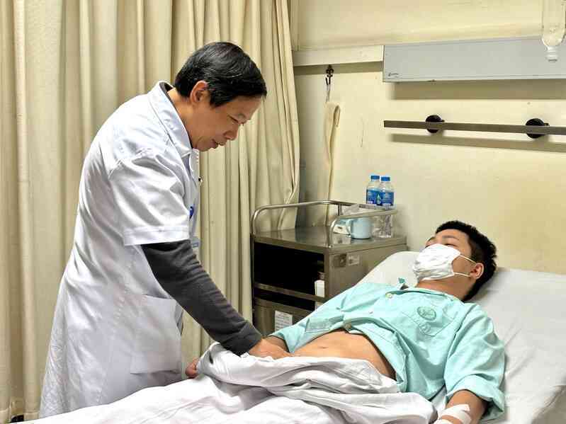 Chàng trai Hà Nội thoát cảnh bị cắt "hạt ngọc" vì cảnh giác trước cơn đau