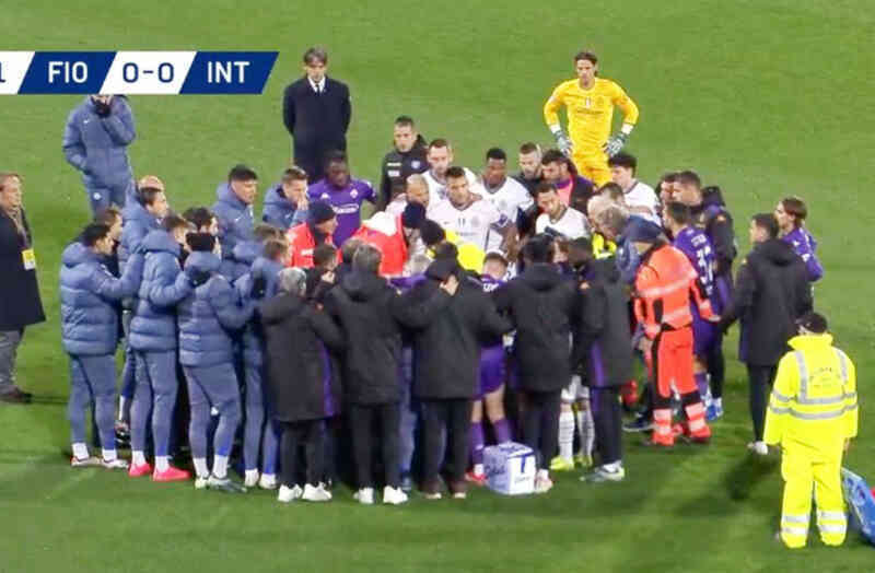Cầu thủ Fiorentina đổ gục xuống sân vì đột quỵ
