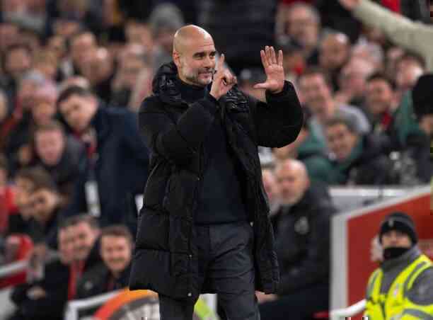 HLV Pep Guardiola giơ ngón tay chế giễu cổ động viên Liverpool